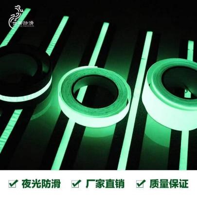 015 世卿進軍防滑膠帶領域,認真鉆研竟成了“明星”產品